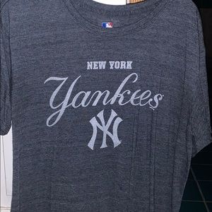 Men’s Yankees shirt